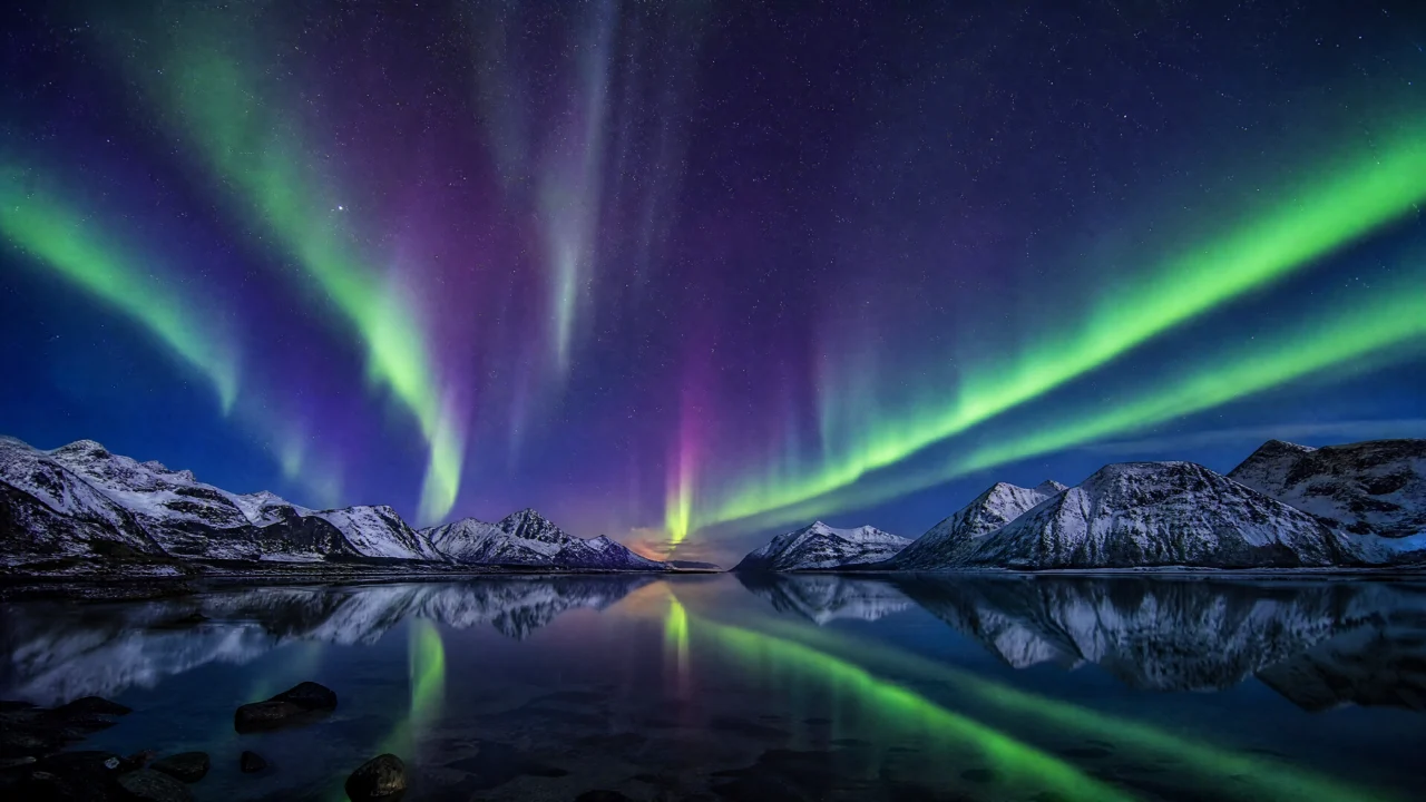 极光夜空下的静谧雪山湖景