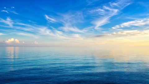 海天一色的宁静海景桌面壁纸