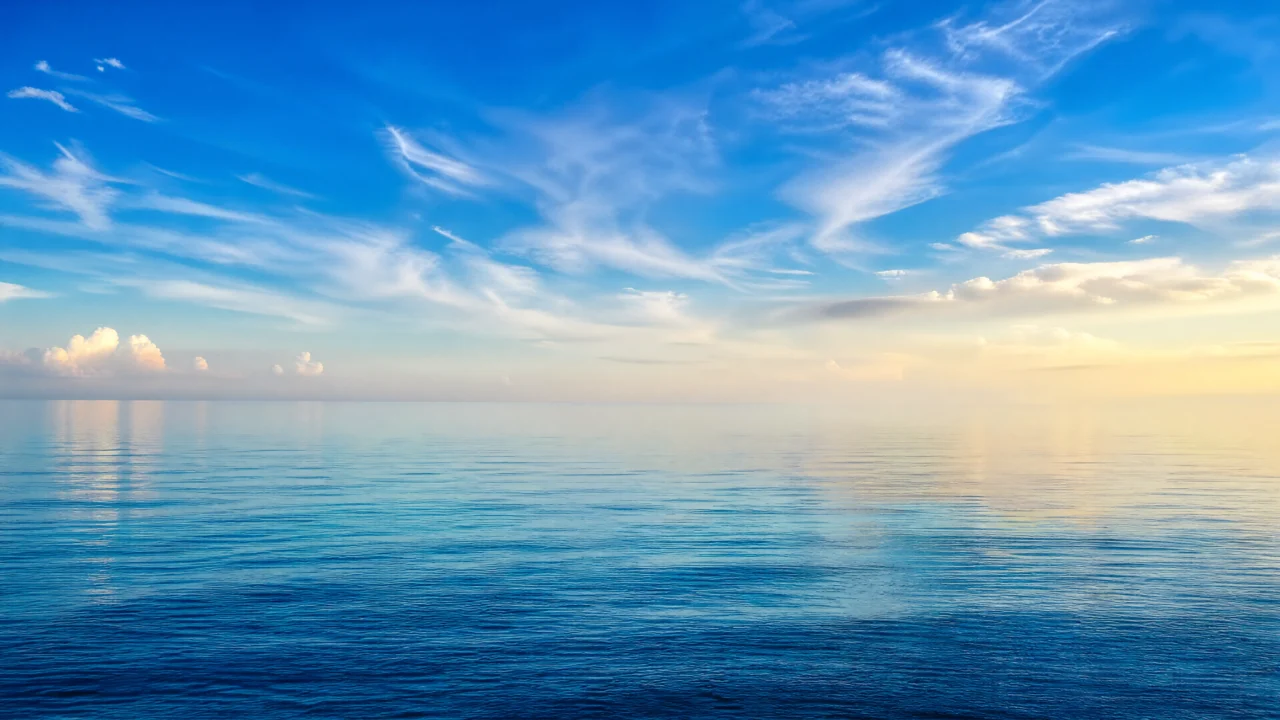 海天一色的宁静海景桌面壁纸
