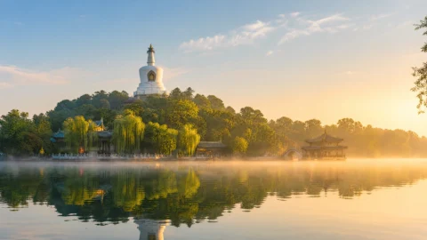 北海白塔晨光湖景桌面壁纸