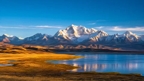 中国西藏雪山湖泊桌面壁纸