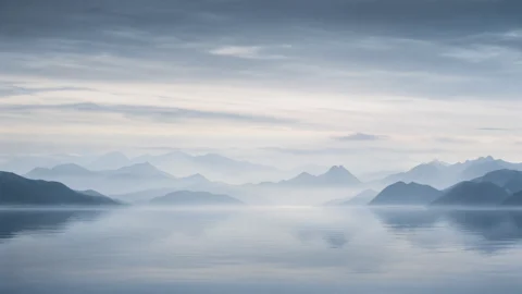 沉静蓝灰雾海桌面壁纸