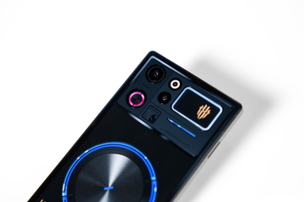 红魔游戏手机12 Pro+深度评测:185Hz真全面屏遇上RGB水冷,电竞旗舰的进化答卷